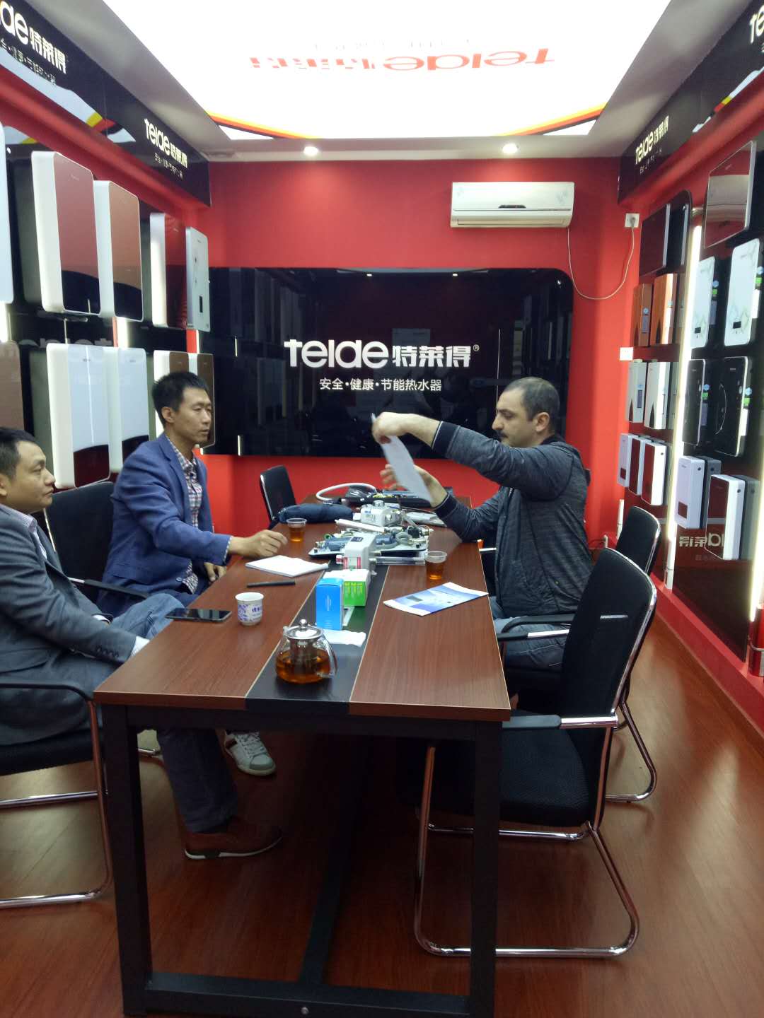 烈歡迎俄羅斯客戶蒞臨我司，恭賀成功簽約！